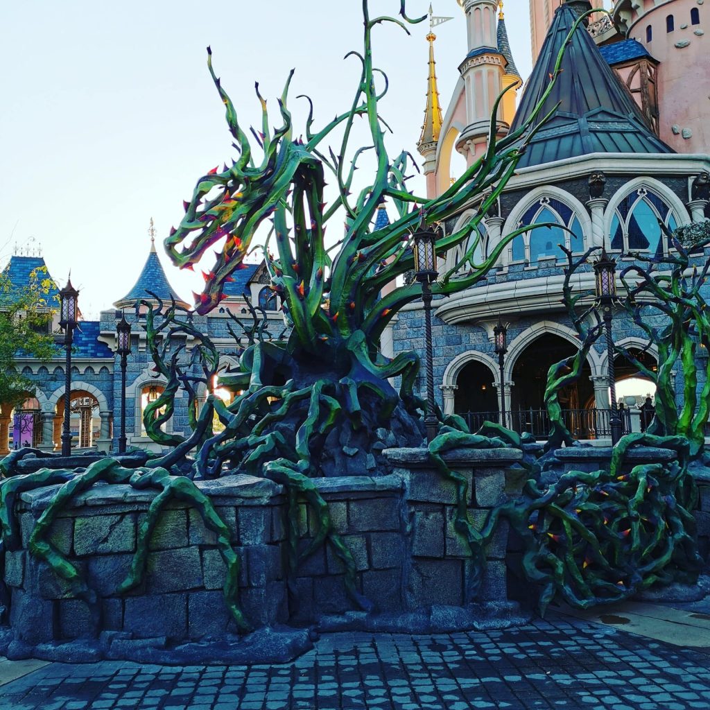 Dragon en ronces devant le château de Disneyland Paris pour Halloween