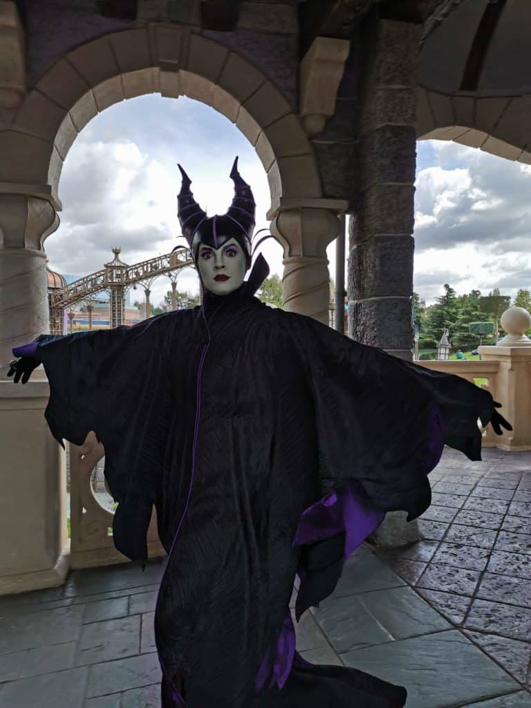 Maléfique devant le château de Disneyland Paris pour Halloween